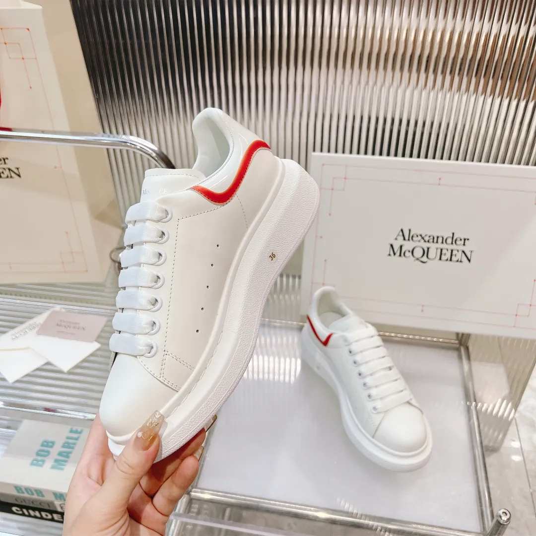 👟👟Ex-factory price 440👟👟 Men's size +10 (high version + 60 men's size plus 10) The latest addition to the counter is the top high-end version of Alexander McQueen·Alexander McQueen 2023 new wide sports shoes, white shoes and casual shoes👟New colors! The rear tail is really unique and pretty, I love it at first sight! 😍Top version! 👍🏻I won’t introduce too much about the style of this shoe. It will never go out of style year after year in spring, summer, autumn and winter. It is a super versatile style and has always been in hot demand. 🔸Upper: original custom-made latest silk cowhide 🔸Inner lining: cowhide foot pads + top-grade highly breathable mesh ��Outsole: the latest original open mold one-to-one precision mold PU vacuum outsole 🔸Female model 34-41 (customized at 34.40.41) 🔸Men's model 38-45 (customized at 38 45)